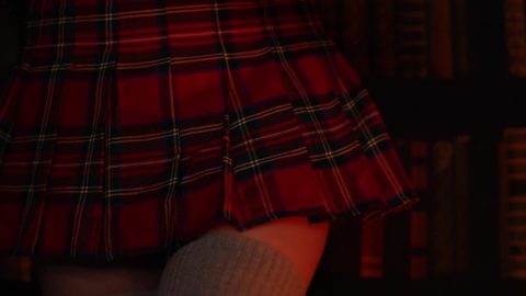 躲在图书馆里舔耳