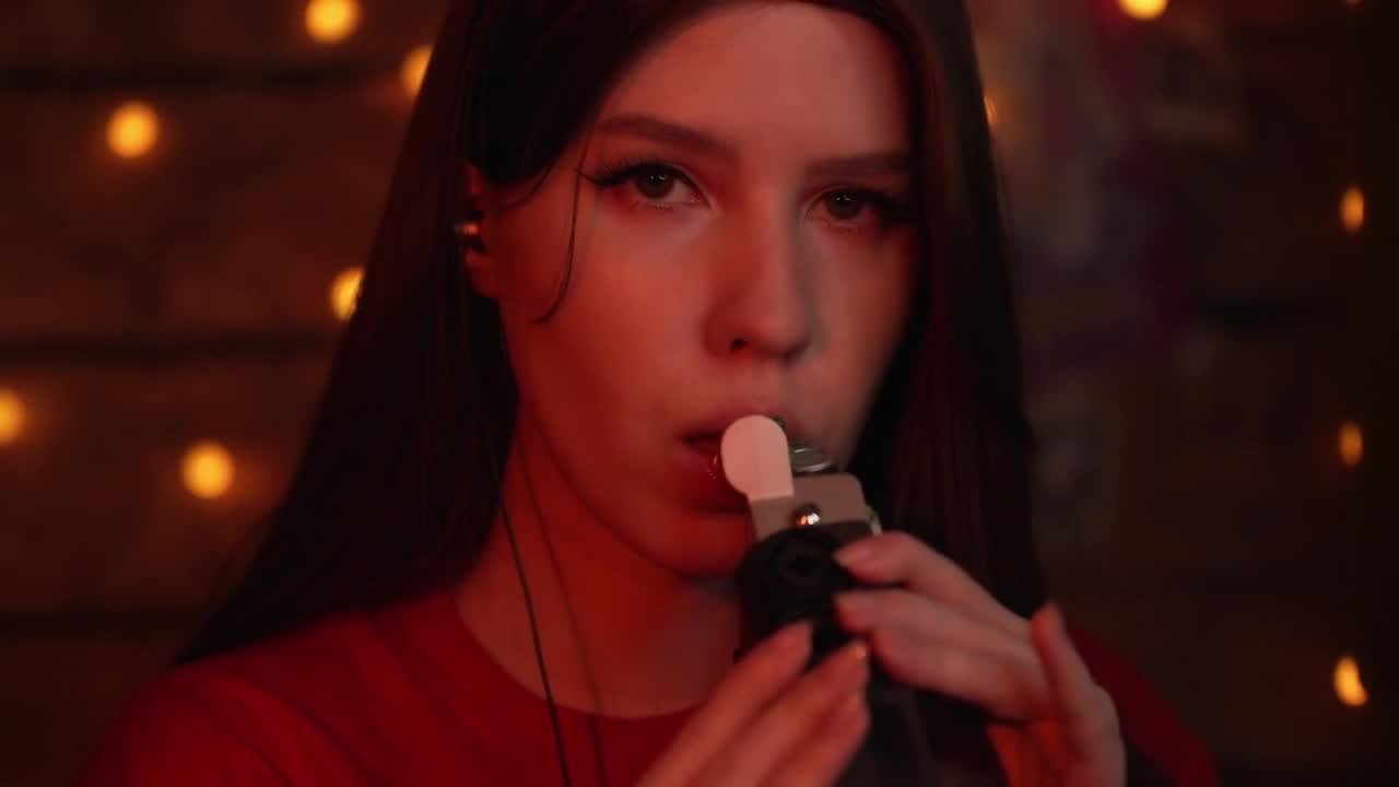 吸吮舔舐麦克风