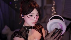 黑色蕾丝手套摩擦耳朵