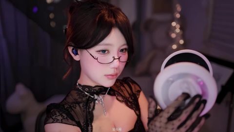 黑色蕾丝手套摩擦耳朵