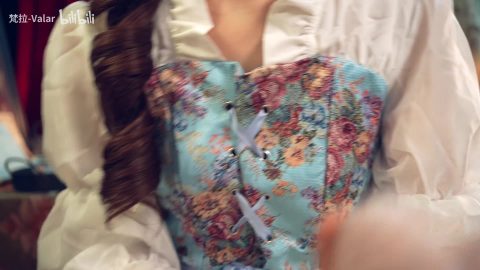 温柔女仆为你进行深度眼部舒缓治疗