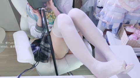 流萤舔舐耳朵
