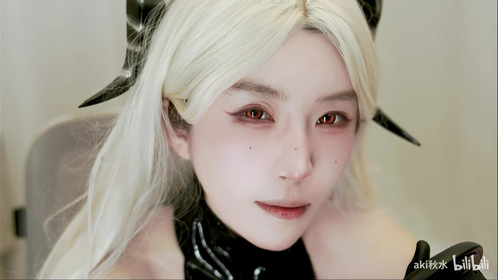 白毛红瞳恶魔角...你确定不看？