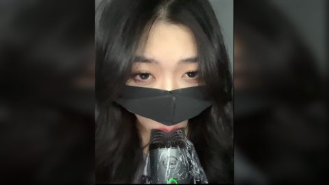 舌头舔舐保鲜膜
